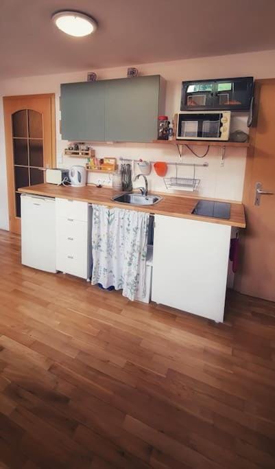 Kitchen or kitchenette, minibar