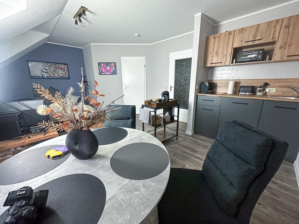 Kitchen or kitchenette, Living room, Seating area, Dining area