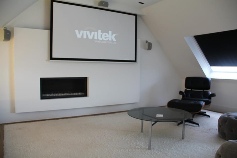 Communal lounge/ TV room, TV and multimedia, Living room, Seating area, Evening entertainment