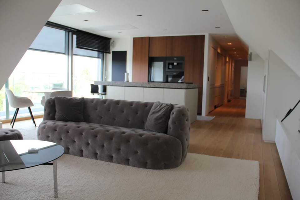 TV and multimedia, Kitchen or kitchenette, Living room, Seating area