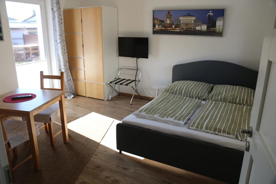 Bed, TV and multimedia, Living room, Photo of the whole room