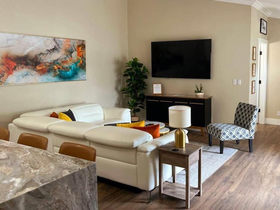 Communal lounge/ TV room, TV and multimedia, Living room, Seating area