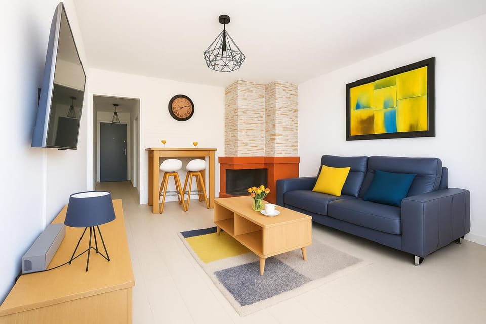 Communal lounge/ TV room, TV and multimedia, Living room, Seating area, Evening entertainment