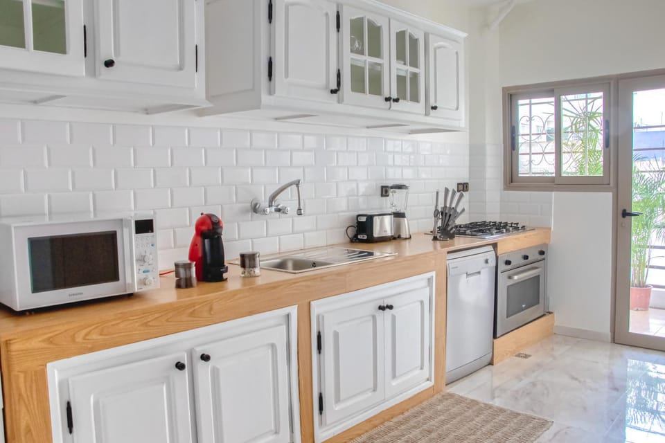Coffee/tea facilities, Kitchen or kitchenette, dishwasher, stove, toaster