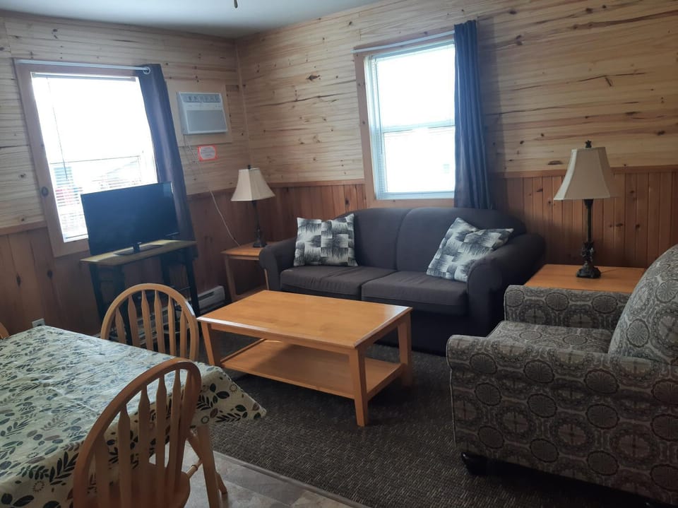 Mayfield Country Cottages Chalet in Prince Edward County