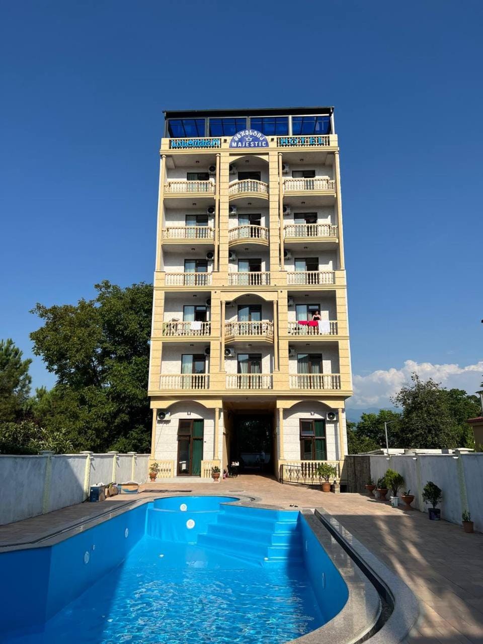 Property building, Swimming pool, sunbed
