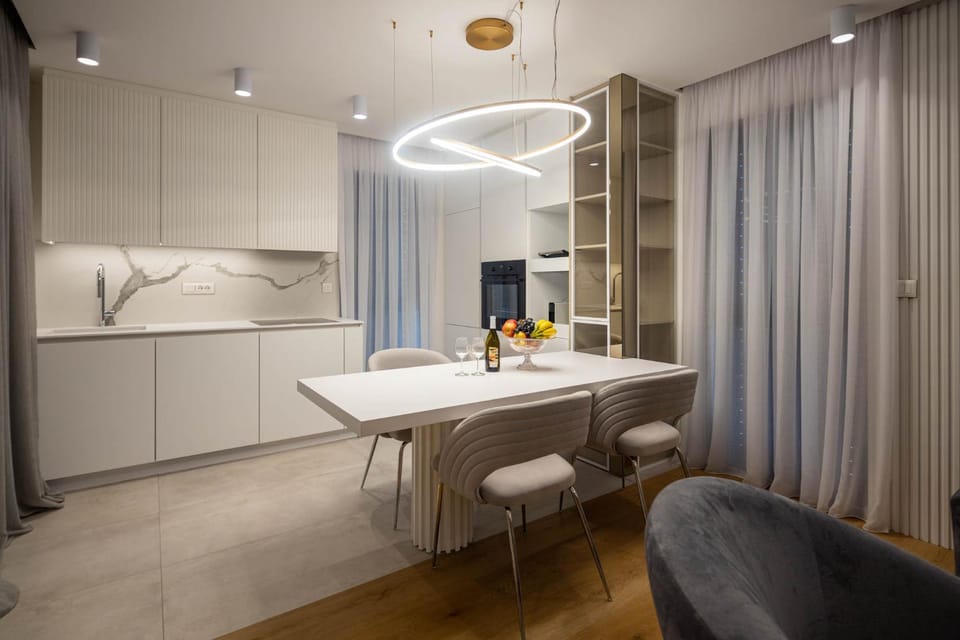 Kitchen or kitchenette, Dining area