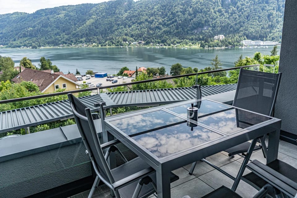 Natural landscape, View (from property/room), Balcony/Terrace, Balcony/Terrace, Seating area, Dining area, Lake view, Mountain view