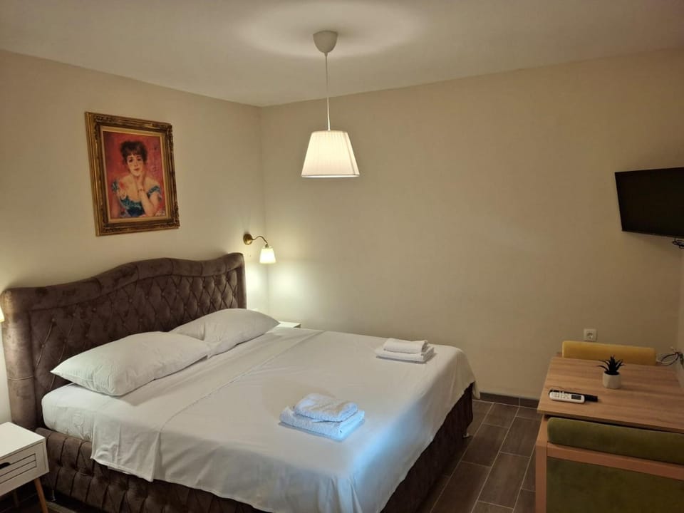 Bed, TV and multimedia, Bedroom, towels