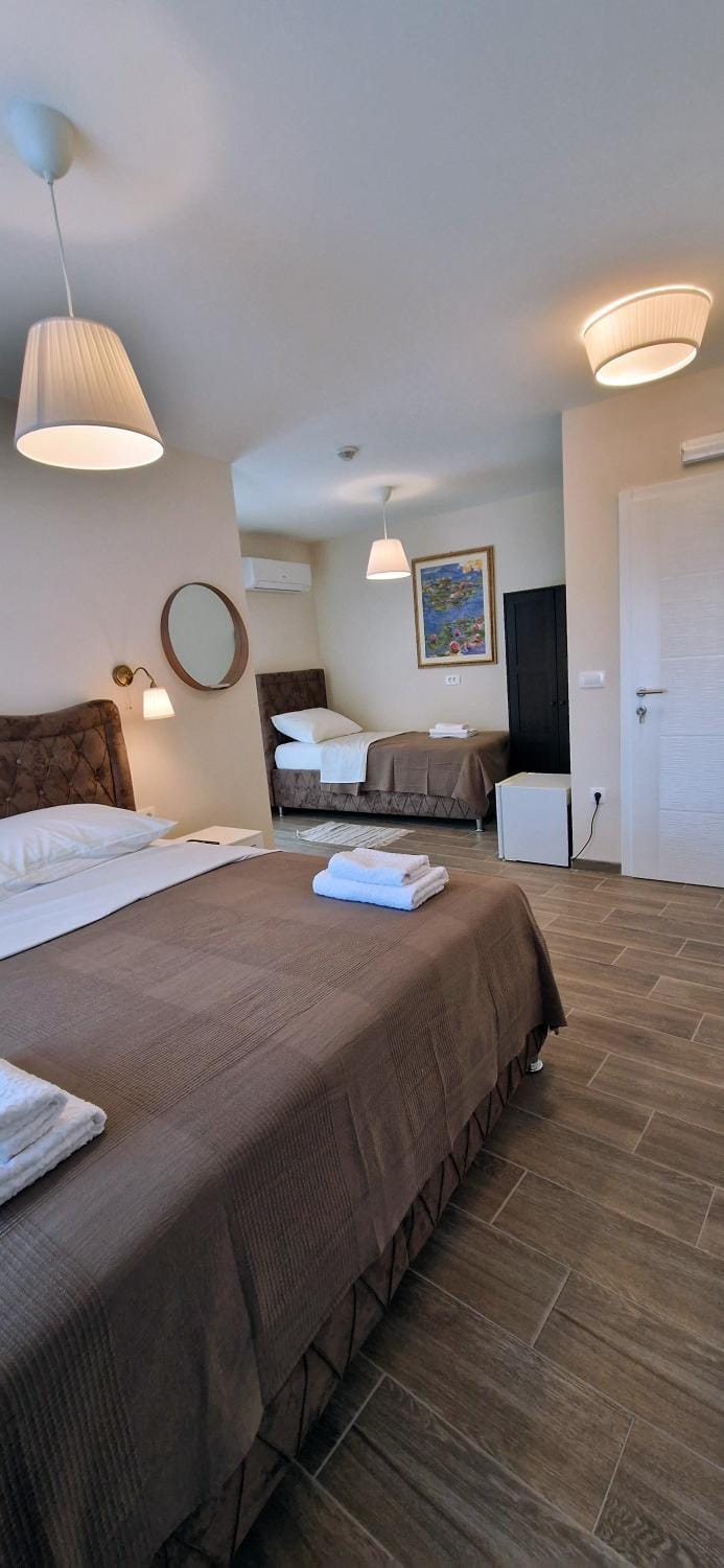 Bed, Photo of the whole room, Seating area