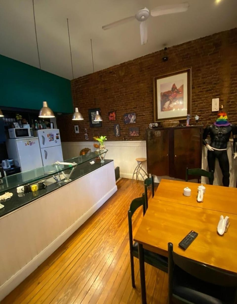 Kitchen or kitchenette, Food and drinks, Seating area, Dining area, fireplace, minibar, kitchen