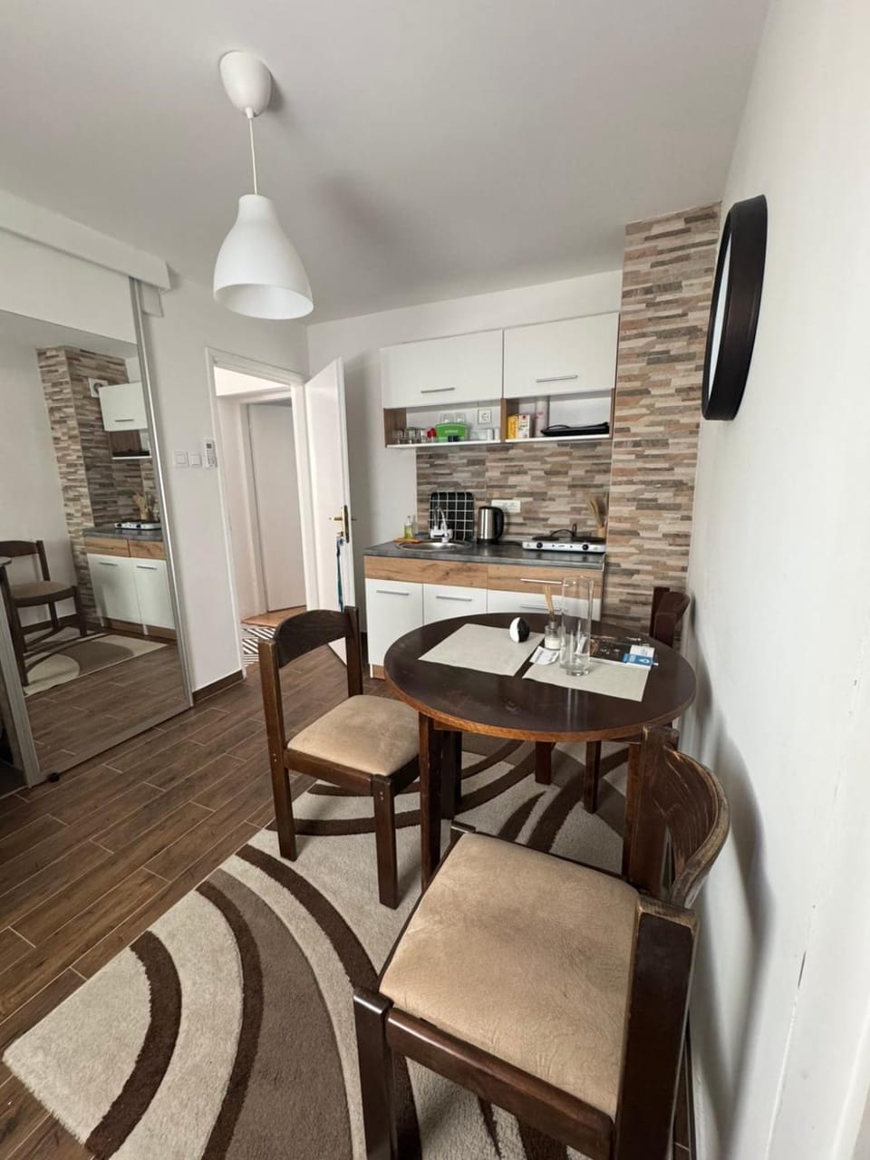 Kitchen or kitchenette, Seating area, stove