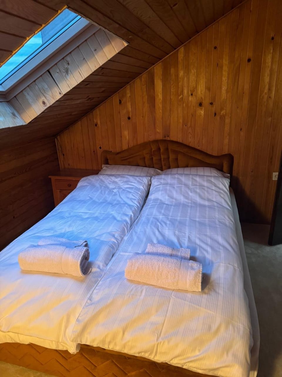 Bed, Bedroom, towels