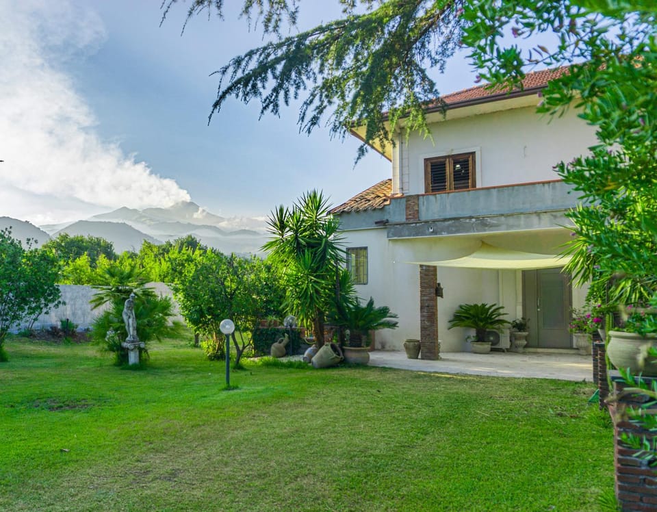 Property building, Garden, Garden, Balcony/Terrace, Garden view