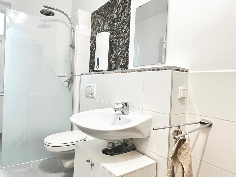 Shower, Toilet, Bathroom, towels