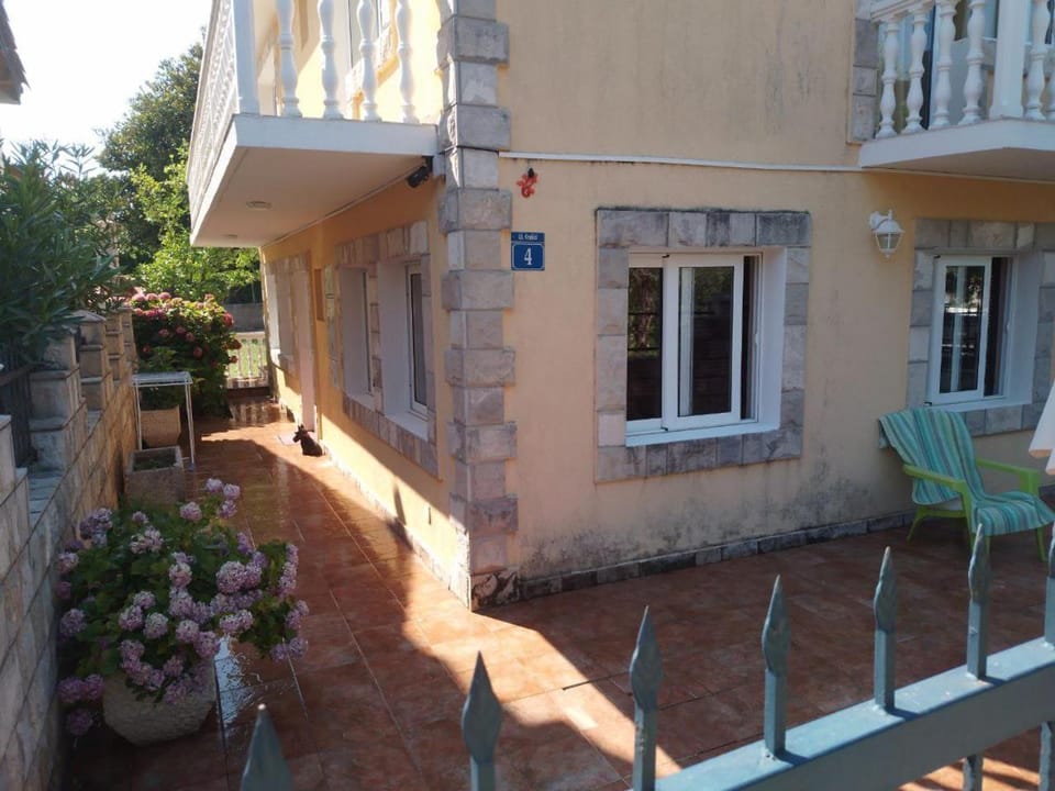 Property building, Facade/entrance, Day
