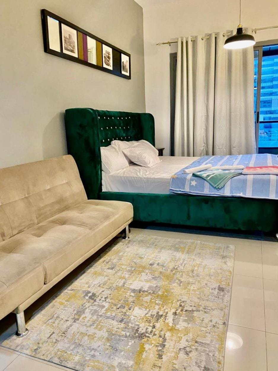 Bed, Living room, Photo of the whole room, Seating area, Bedroom
