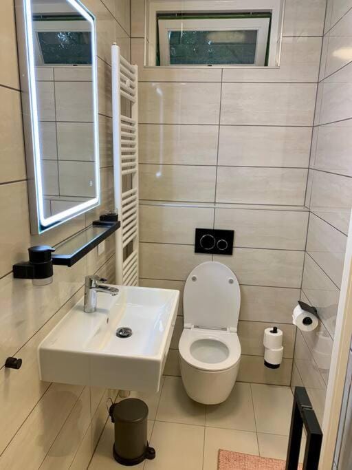 Shower, Toilet, Bathroom, towels