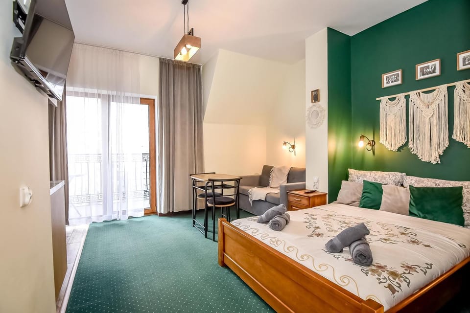 Bed, TV and multimedia, Photo of the whole room, Bedroom, towels