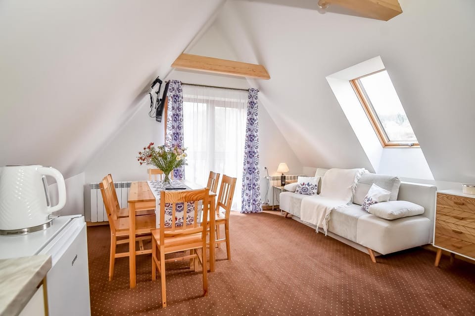 Kitchen or kitchenette, Living room, Seating area, Dining area