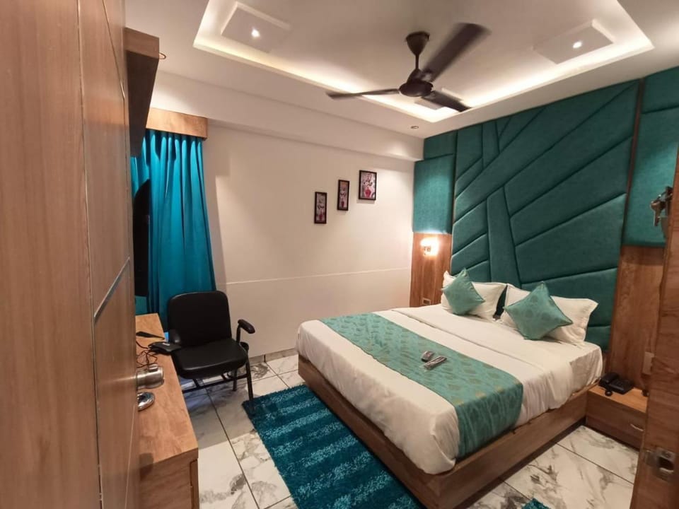 Bed, Photo of the whole room, Bedroom, fireplace, wardrobe