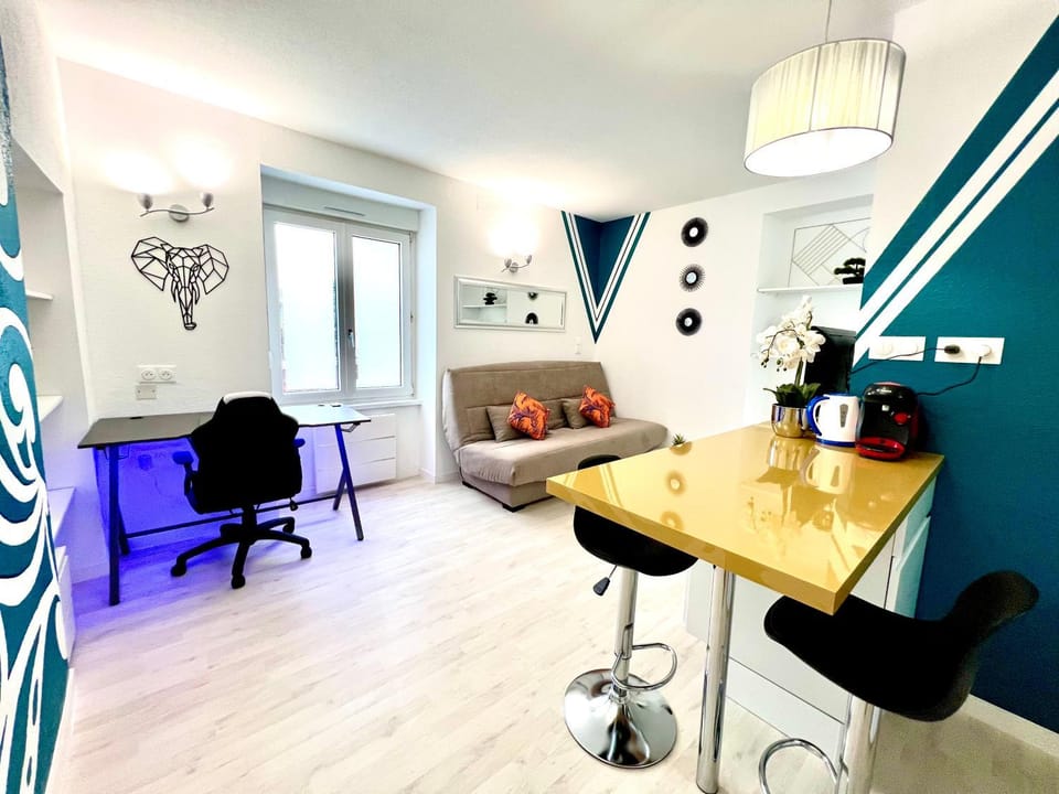 Seating area, Dining area