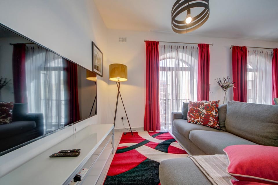 TV and multimedia, Living room, Seating area, Evening entertainment