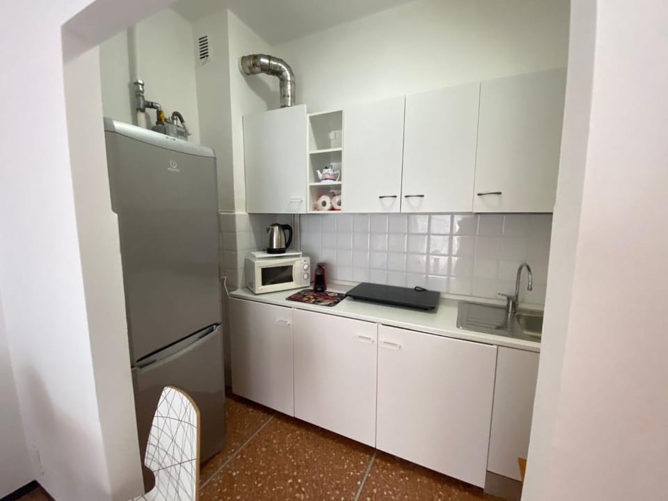 Kitchen or kitchenette, minibar