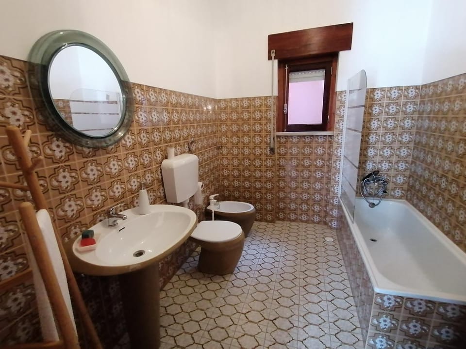 Shower, Toilet, Bathroom, Bath, bidet, towels