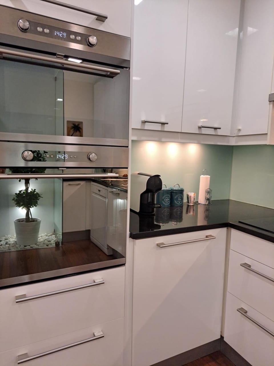 Coffee/tea facilities, microwave, oven, stove, toaster, kitchen