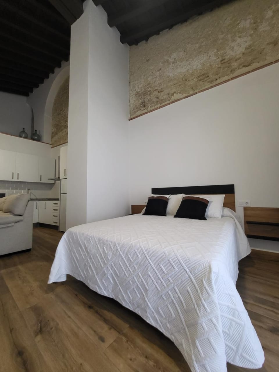 Bed, Photo of the whole room, Bedroom