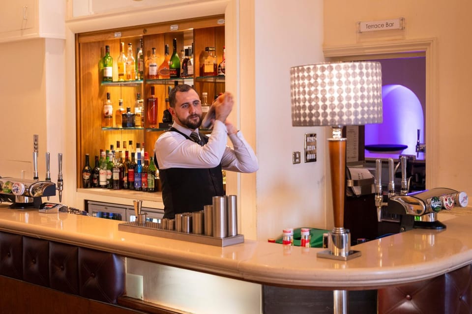 Restaurant/places to eat, Lounge or bar, Food and drinks, Drinks