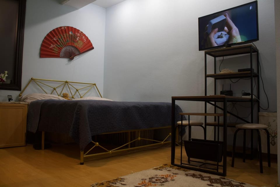 Bed, TV and multimedia, Bedroom