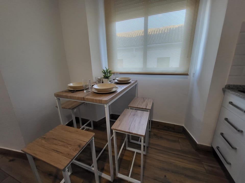 Kitchen or kitchenette, Dining area
