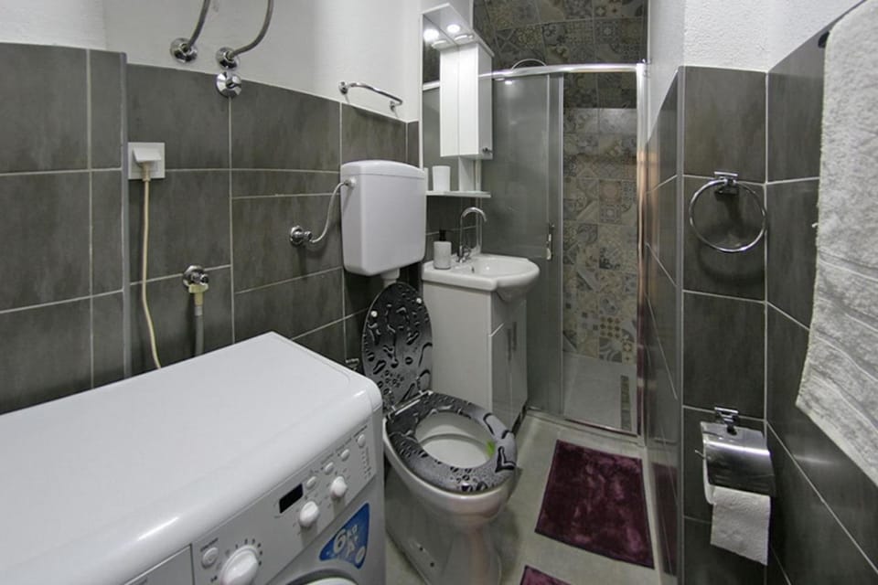 Shower, Toilet, Bathroom, towels, washing machine