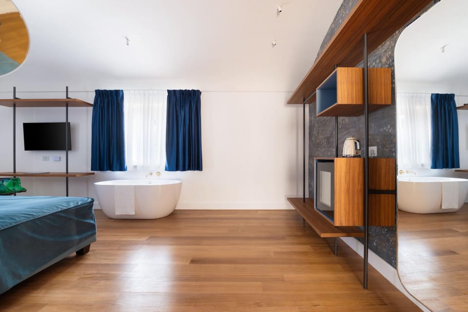 Bed, Hot Tub, TV and multimedia, Photo of the whole room, Bedroom, wardrobe