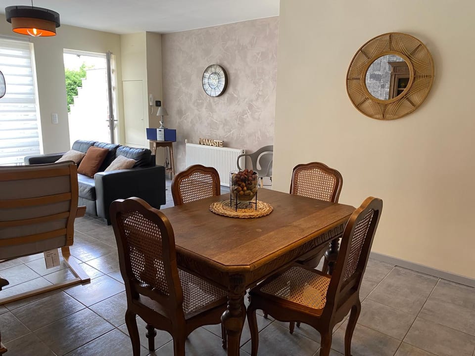 Seating area, Dining area