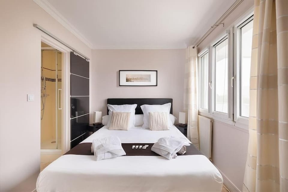 Bedroom, towels