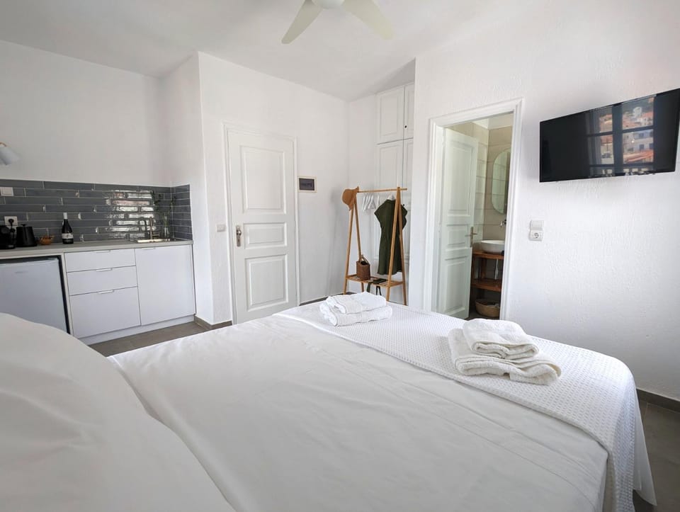 Bed, TV and multimedia, Kitchen or kitchenette, Photo of the whole room, Bedroom, fireplace, towels, wardrobe