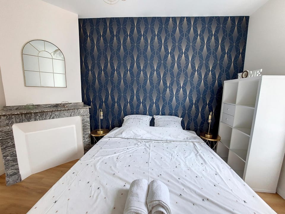 Bed, Photo of the whole room, Bedroom, towels