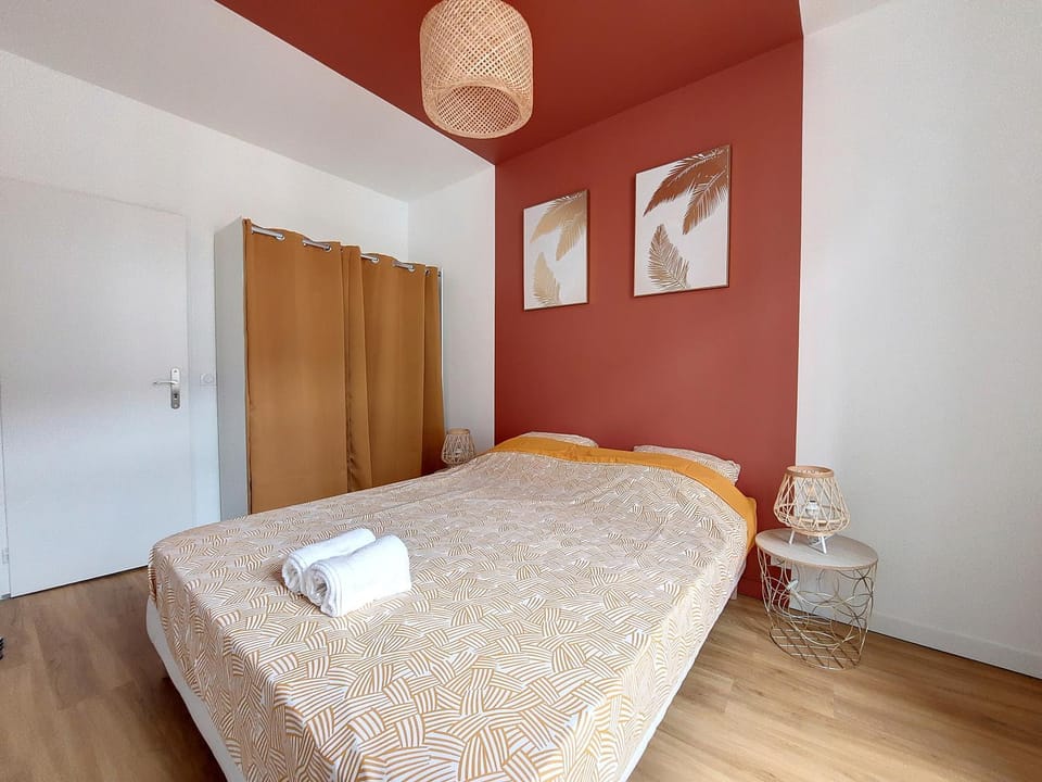 Bed, Photo of the whole room, Bedroom, towels