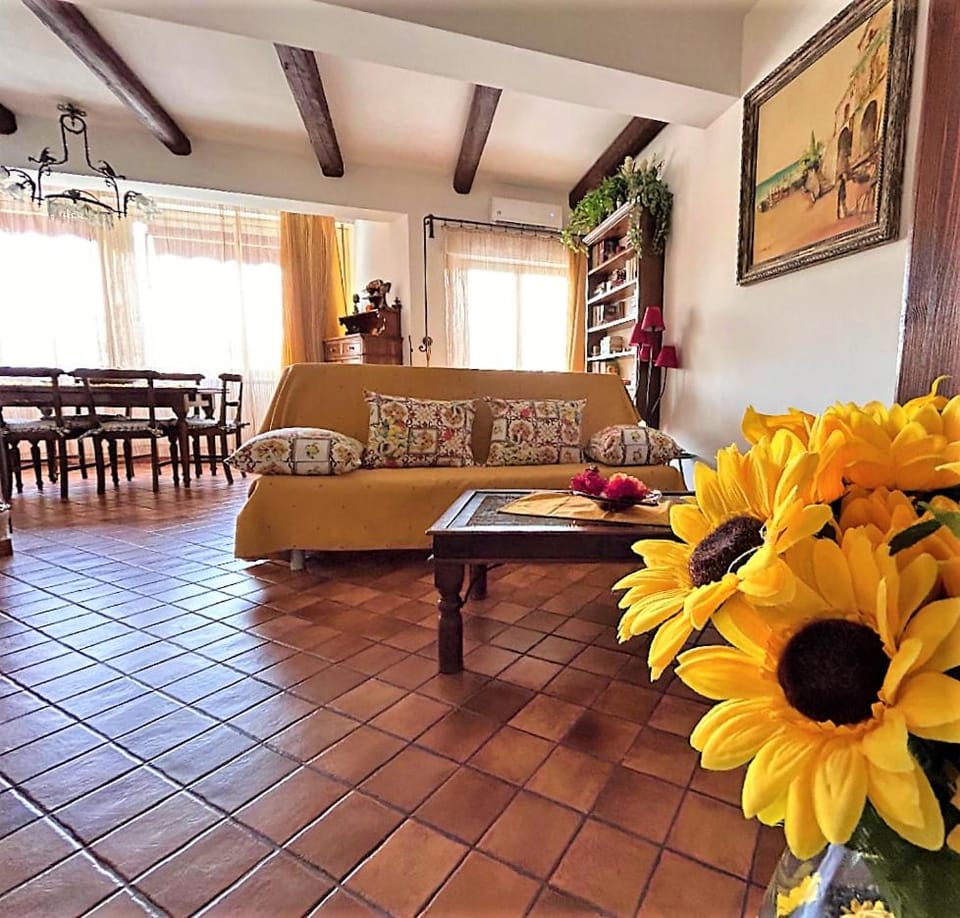 Bed, Living room, Photo of the whole room, Decorative detail, Seating area, Floor plan, Dining area, air conditioner