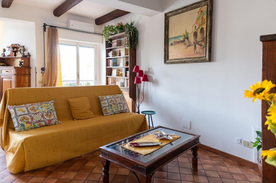 Bed, Living room, Photo of the whole room, Decorative detail, Floor plan, heating, air conditioner