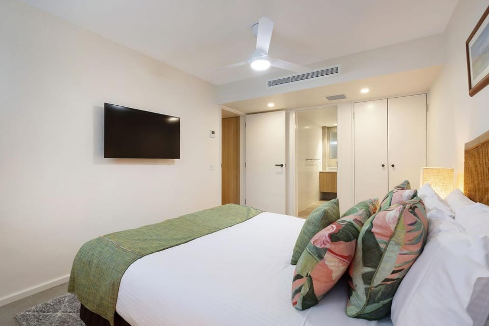Bed, TV and multimedia, Photo of the whole room, Bedroom, fireplace, wardrobe