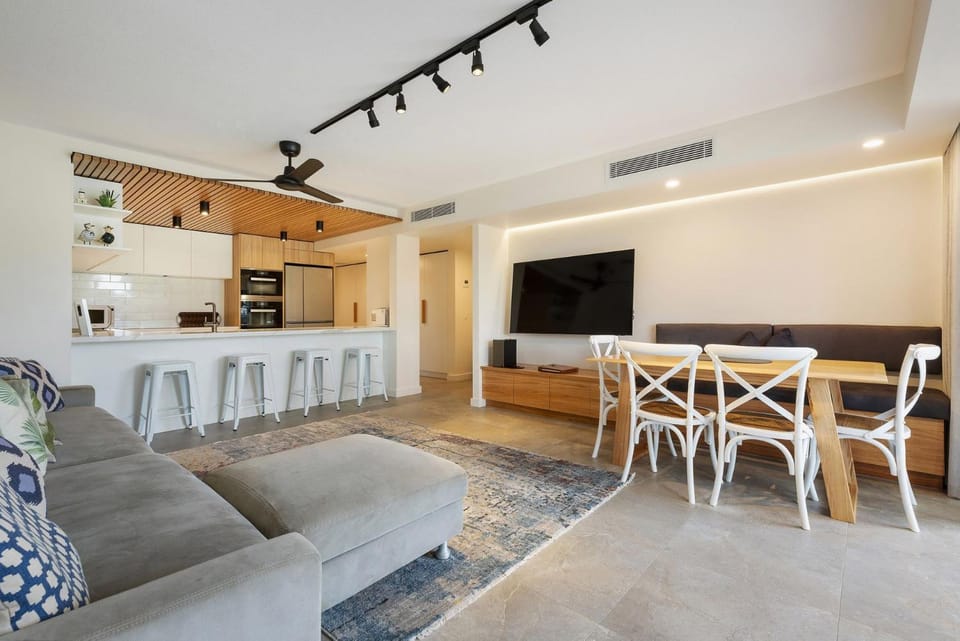 TV and multimedia, Kitchen or kitchenette, Living room, Dining area, fireplace