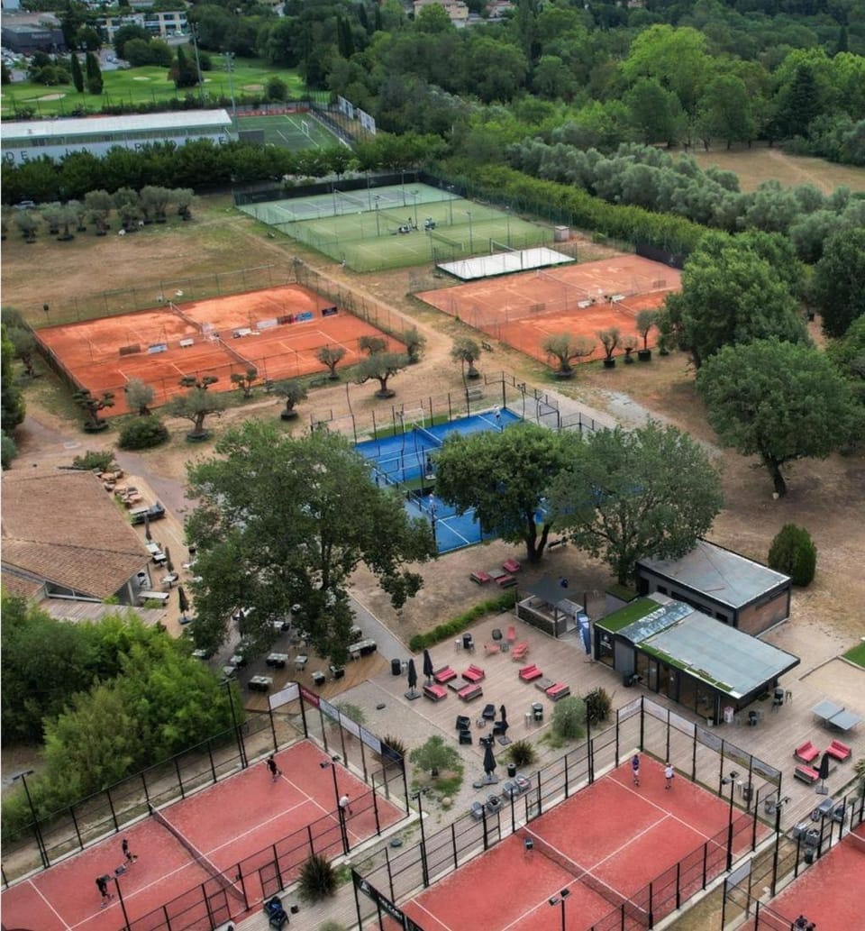 Neighbourhood, Bird's eye view, Tennis court, Location