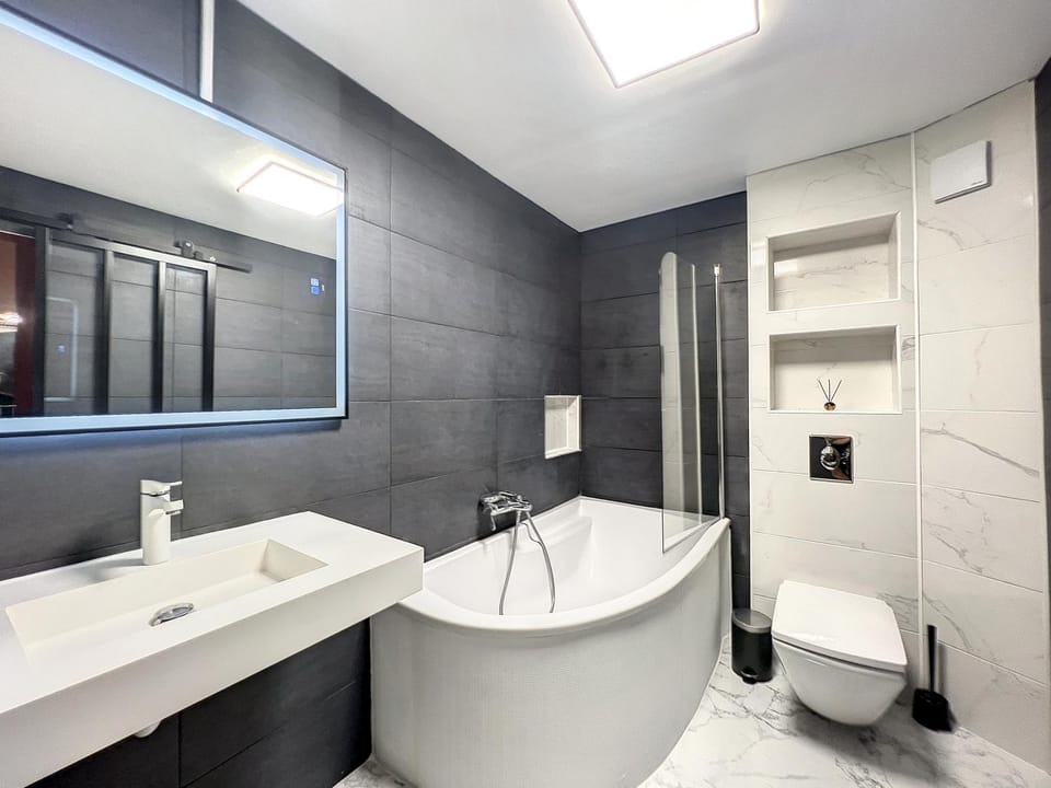 Shower, Toilet, Bathroom, Bath, towels