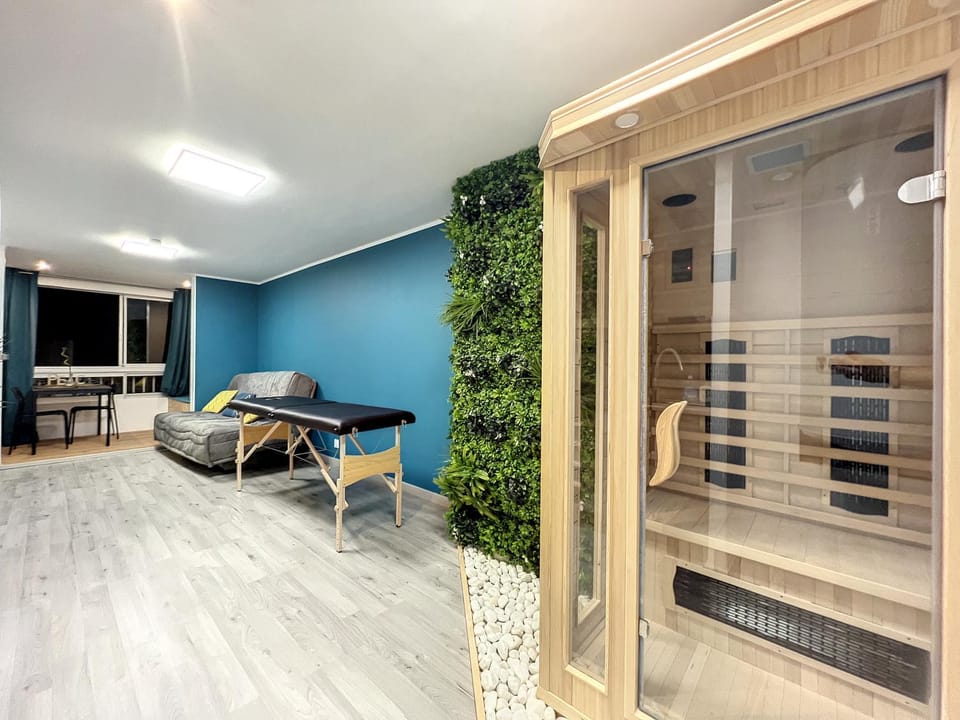 Bed, Sauna, TV and multimedia, Living room, Seating area