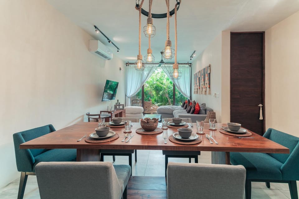 Seating area, Dining area