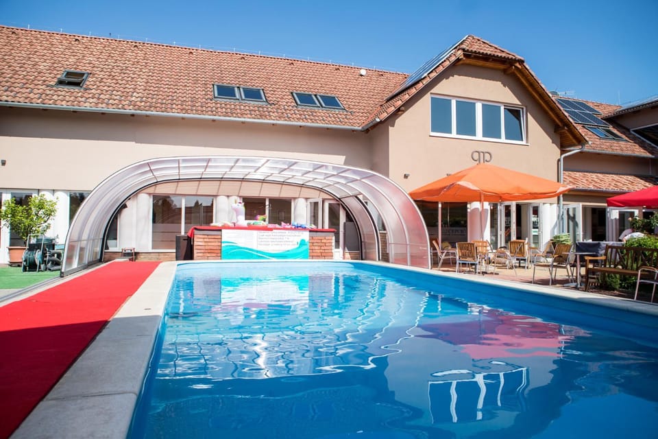 Property building, Garden, On site, Swimming pool, Swimming pool